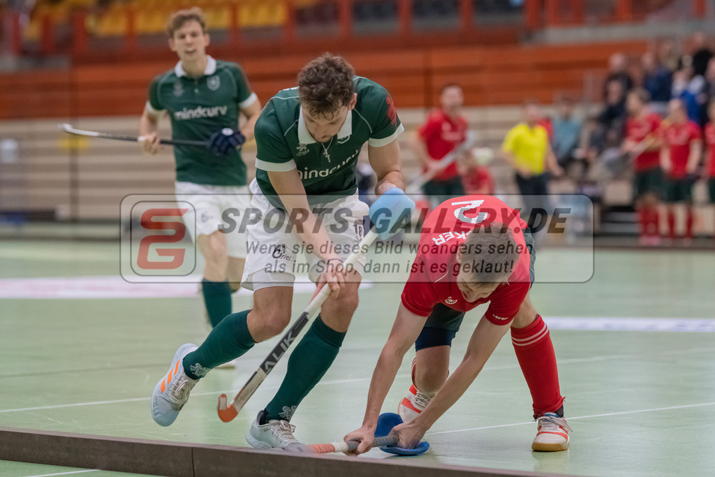 HK_20230108_102469 | 1. Bundesliga ( Halle ) Herren Crefelder HTC - Uhlenhorst Mülheim am 8.1.2023 Crefelder HTC  ( CHTC ), Krefeld , Lukas Mertgens ( Uhlenhorst Mülheim #18 ) , Breucker Julius ( Crefelder HTC #2 )