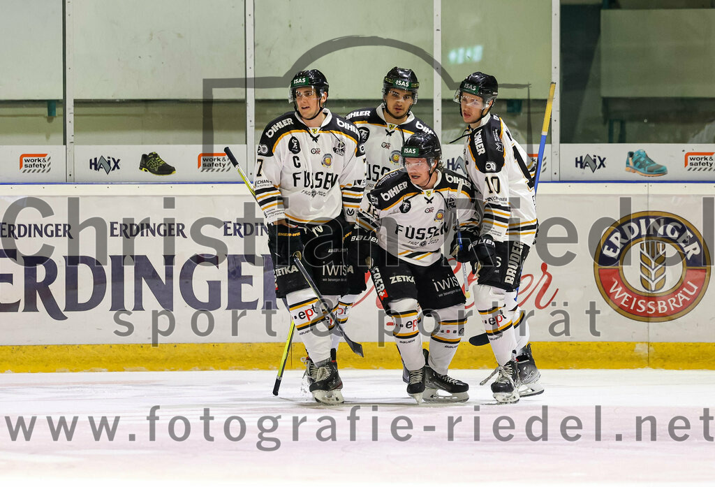 2022-09-23_086_TSV_Erding_gegen_EV_Fuessen | Erding, Deutschland, 23.09.2022:
Eishockey, Bayernliga 2022 / 2023, Testspiel, TSV Erding gegen EV Füssen, Endergebnis: 1:3

Maximilian Dropmann (EV Füssen, #7), Justus Meyl (EV Füssen, #10)

Foto: Christian Riedel / fotografie-riedel.net