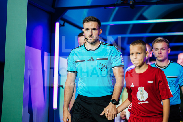 DFB-Pokal: HEBC - Borussia Dortmund, 01.09.2026 | Tom Bauer (Schiedsrichter); Fußball, DFB-Pokal, 1. Runde: HEBC vs. Borussia Dortmund am 01.09.2026 im Volksparkstadion, HamburgDFB REGULATIONS PROHIBIT ANY USE OF PHOTOGRAPHS AS IMAGE SEQUENCES AND/OR QUASI-VIDEO. - Realisiert mit Pictrs.com