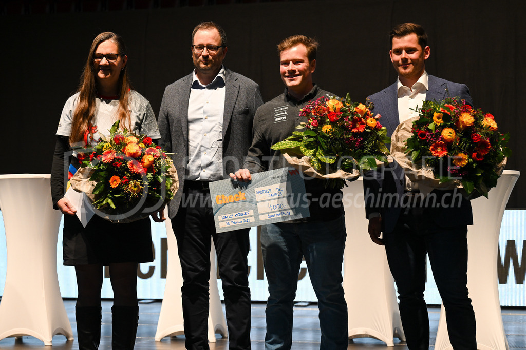 Winterthurer Sportehrung - 23. Februar 2023 | Winterthurer Sportehrung
AXA Arena, Winterthur
Ranata Issler (Bogenschiessen / 2. Platz), Sportstiftung-Präsident Alain Hüppi, Kalle Koblet (Snowboard / 1. Platz) und Simon Marquart (BMX / 3. Platz).
Bild: Sportfotografie Markus Aeschimann | www.markus-aeschimann.ch - Realisiert mit Pictrs.com