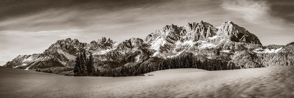 Wilder Kaiser Panorama im Winter in Sepia | Ein hochauflösendes Panorama Bild vom Wilden Kaiser, geeignet für große Drucke - Realisiert mit Pictrs.com