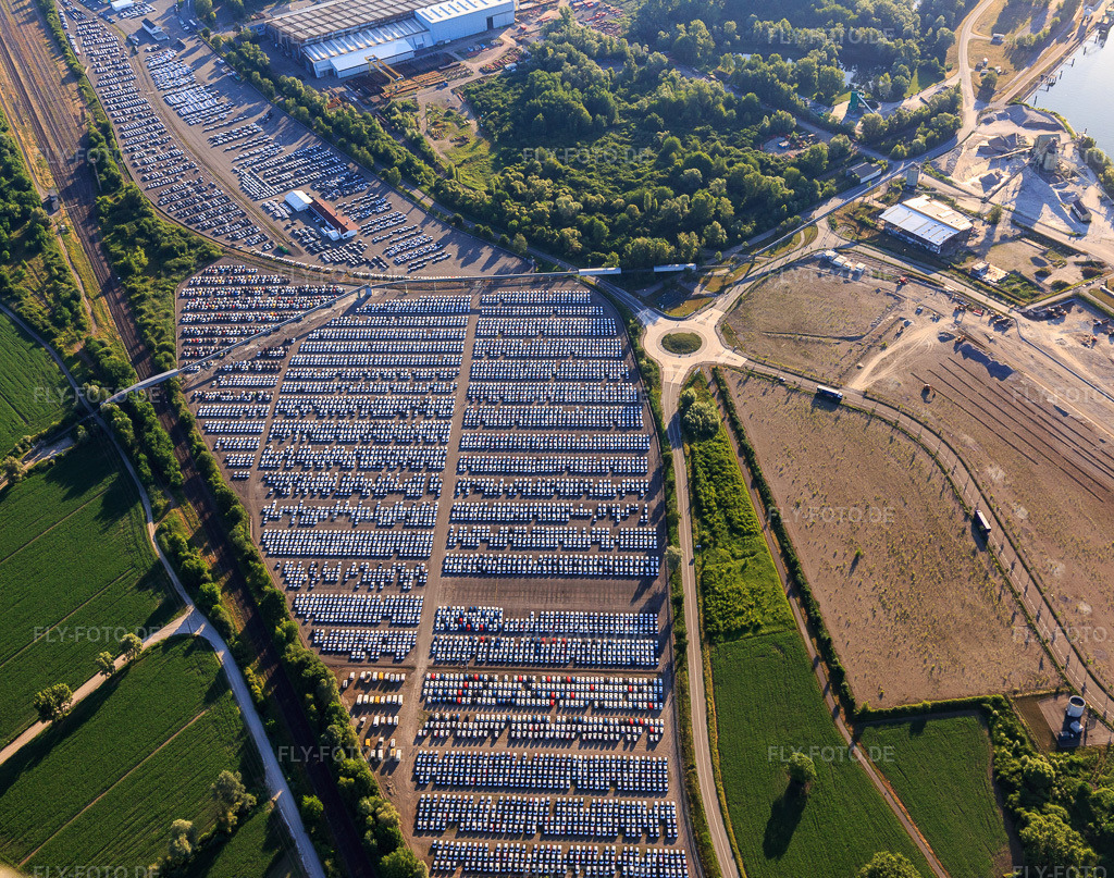 Luftbild: aRCHICUB - Abstellplatz zum Import von LKW und PKW der Walon in Lauterbourg im Bundesland Bas-Rhin in Frankreich.Foto: IMG_100952.jpg vom 17.06.2017 durch Werner Riehm/FLY-FOTO.deAuflösung des Originals: 4631 x 3648 pxSolutions logistiques pour l'industrie: