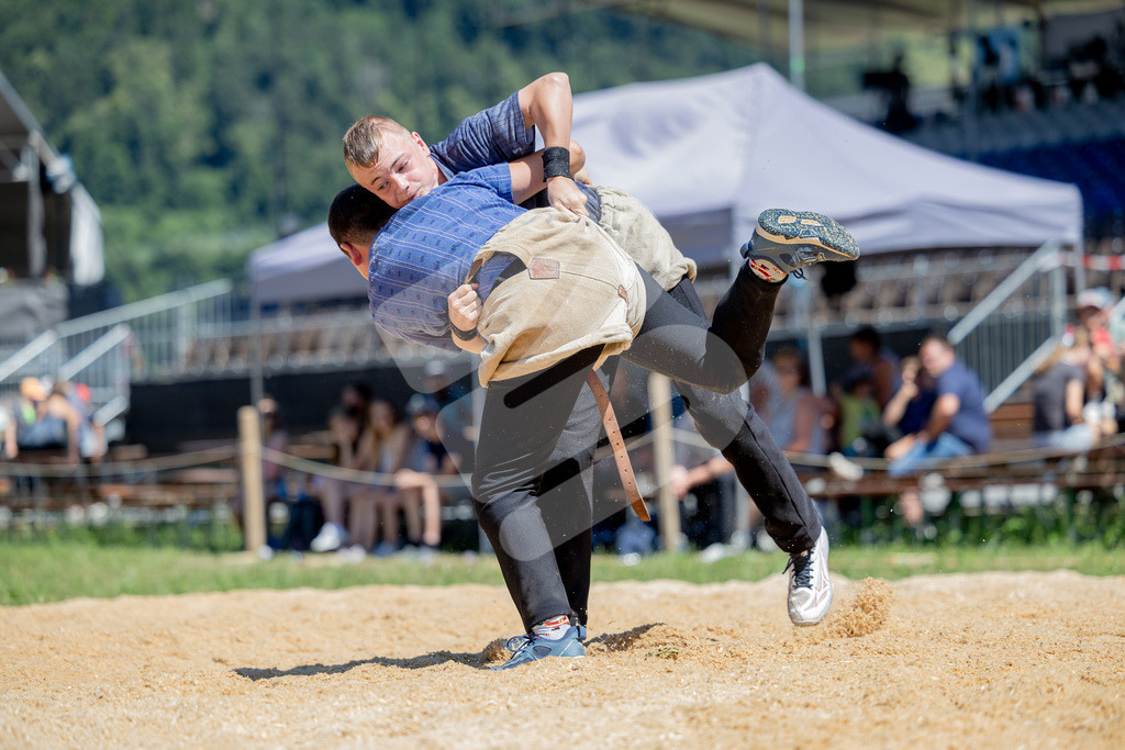 SchwyzerJung2026_00082 | Die Schwinger des Schwyzer Kantonalen Schwingerverbandes: Fotos, die Dynamik und Leidenschaft festhalten, sowie emotionale Momente aus dem traditionellen Schwingsport zeigen. - Realisiert mit Pictrs.com