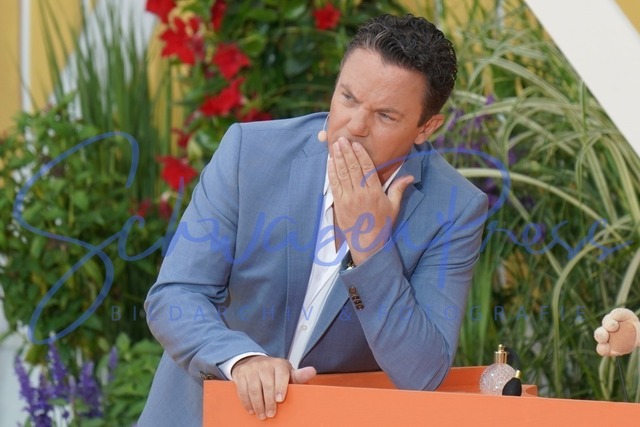 DSC07005 | Stefan Mross und Holzwurm Willi - bei der Unterhaltungsshow Immer wieder sonntags.

Immer wieder sonntags ( IWS ) Staffel 4. Der Gastgeber und Moderator _Stefan Mross_ bestreitet sein 19. Saison von Immer wieder sonntags ( IWS ) im Europapark in Rust 

Deutschland, Rust, IWS Gelaende bei den Wasserwelten Rulanitica, 04.06.2023