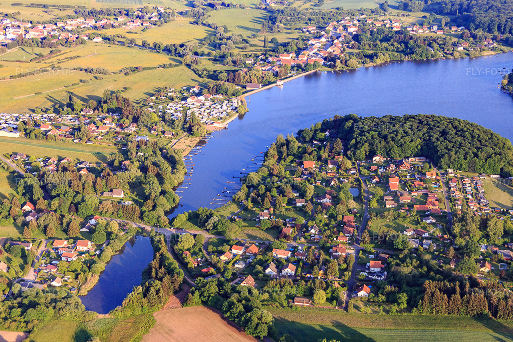 Luftbild: Brücke über den Étang de Hirbach in Holving im Bundesland Moselle in Frankreich. – Foto: IMG_107367.jpg vom 19.05.2018 durch Werner Riehm/FLY-FOTO.de – Auflösung des Originals: 5472 x 3648 px