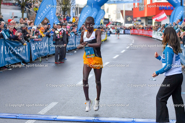 AUT, Laufen, Silvesterlauf Peuerbach 2022 | 31.12.2022, Peuerbach , AUT, Leichtathletik, Laufen, Silvesterlauf Peuerbach 2022, im Bild Isaac Kipkemboi Too (KEN)



