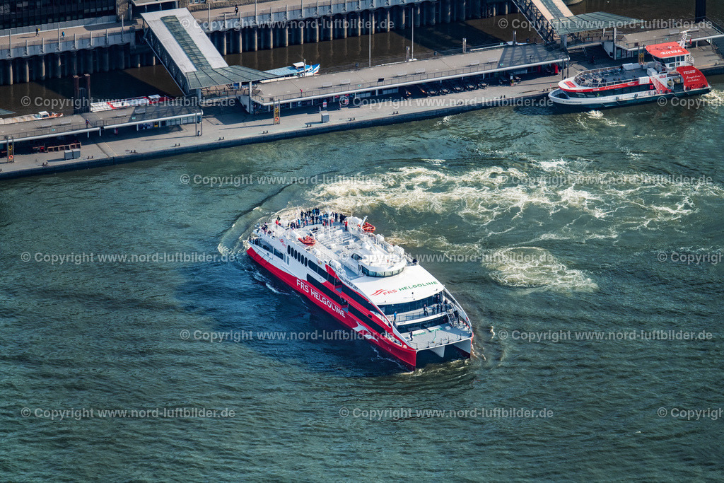 Hamburg_Halunder_Jet_Vor_Den_Landungsbrücken_ELS_4874260422 | HAMBURG 26.04.2022 Fahrt eines Fähr- Schiffes " Katamaran Halunder Jet der FRS Reederei" in Hamburg vor den Landungsbrücken im Bundesland Niedersachsen, Deutschland. // Travel of a ferry ship "Katamaran Halunder Jet der FRS Reederei" in Hamburg in front of the Landungsbruecken in the state Lower Saxony, Germany. Foto: Martin Elsen