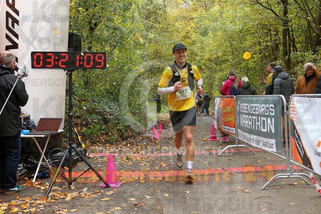 251026_1322_EX1_3282 | Sportfotografie im Rhein-Sieg Kreis, Köln, Bonn, NRW, Rheinland Pfalz, Hessen, etc. Unser Tätigkeitsfeld umfasst den Laufsport vom Volkslauf über den Marathon, Duathlon, Triathon bis zum Ultralauf wie Kölnpfad Ultra oder Schindertrail.