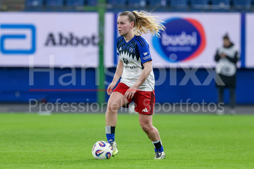 Fussball, Google Pixel Frauen-Bundesliga, Hamburger SV - 1. FC Köln | Svea Stoldt (Hamburger SV, 8) am Ball, Freisteller, Einzelbild, Ganzkörper, Aktion, Action, Spielszene, DIE DFB-RICHTLINIEN UNTERSAGEN JEGLICHE NUTZUNG VON FOTOS ALS SEQUENZBILDER UND/ODER VIDEOÄHNLICHE FOTOSTRECKEN. DFB REGULATIONS PROHIBIT ANY USE OF PHOTOGRAPHS AS IMAGE SEQUENCES AND/OR QUASI-VIDEO.