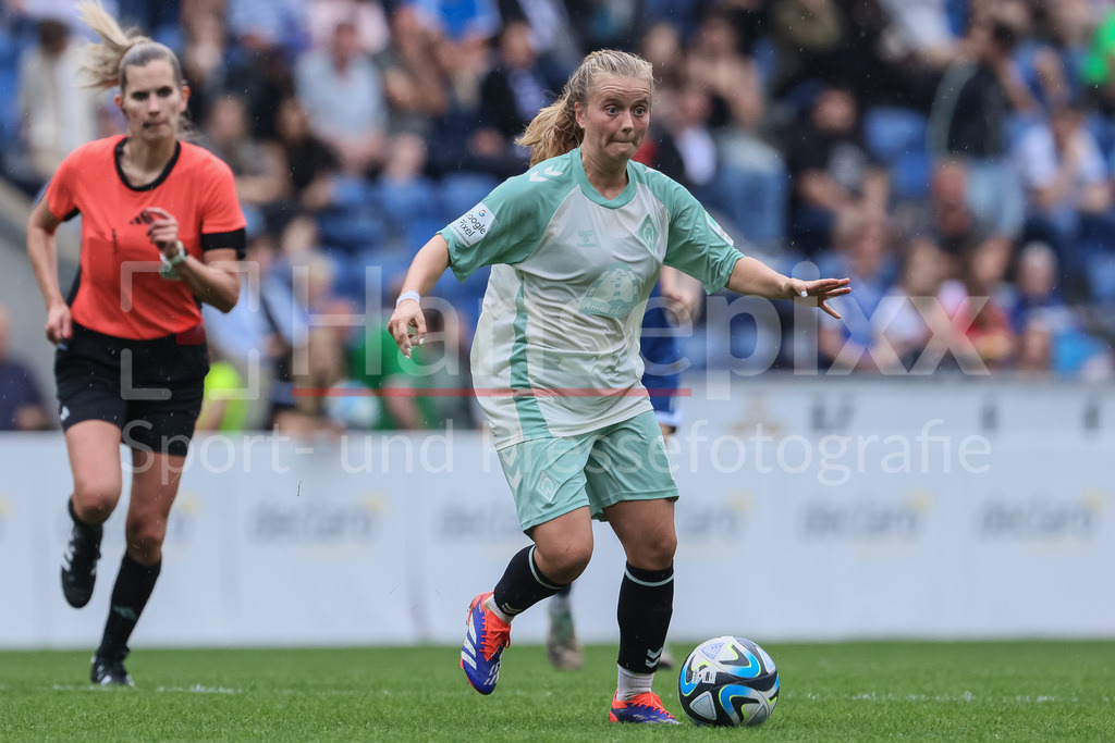 Fussball, DFB-Pokal Frauen, DSC Arminia Bielefeld - SV Werder Bremen | v.li.: Ricarda Walkling (SV Werder Bremen, 13) am Ball, Einzelbild, Ganzkörper, Aktion, Action, Spielszene, DIE DFB-RICHTLINIEN UNTERSAGEN JEGLICHE NUTZUNG VON FOTOS ALS SEQUENZBILDER UND/ODER VIDEOÄHNLICHE FOTOSTRECKEN. DFB REGULATIONS PROHIBIT ANY USE OF PHOTOGRAPHS AS IMAGE SEQUENCES AND/OR QUASI-VIDEO.