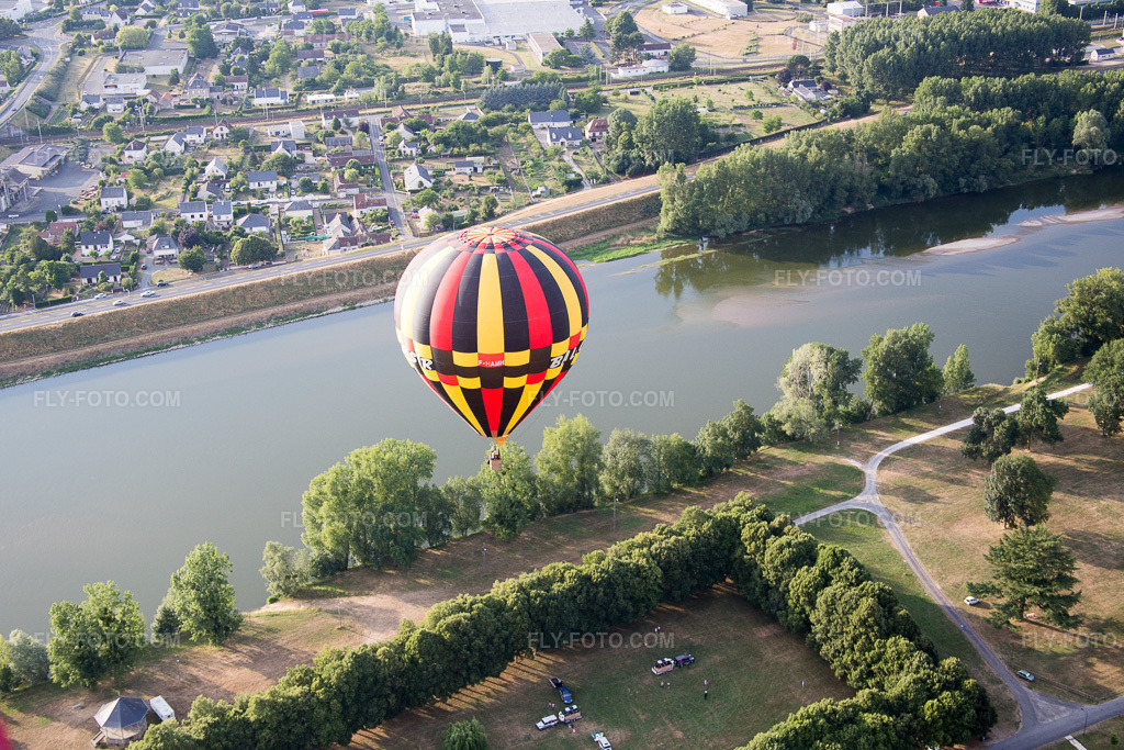 Aerial view: View of the town in Amboise in the state Indre et Loire, France.Photo: IMG_082377.jpg taken on 06/20/2015 by Werner Riehm/FLY-FOTO.comResolution of the original: 5120 x 3413 px