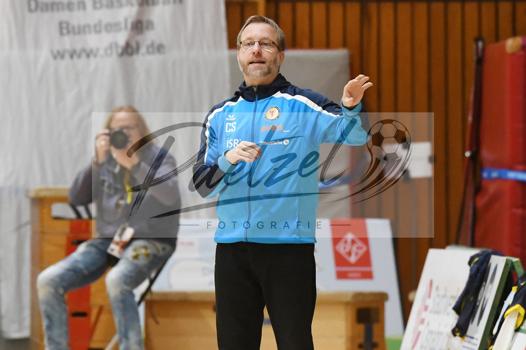 20200209_PAOEBS_0037 | Basketball, Frauen: Trainer Christian Steinwerth (Eintracht Braunschweig) gestikuliert waehrend des Spiels der 2. DBBL zwischen Panthers Academy Osnabrueck und Eintracht Braunschweig im datos – home of the panthers am 09.02.2020 in Osnabrueck, Deutschland. - Realisiert mit Pictrs.com