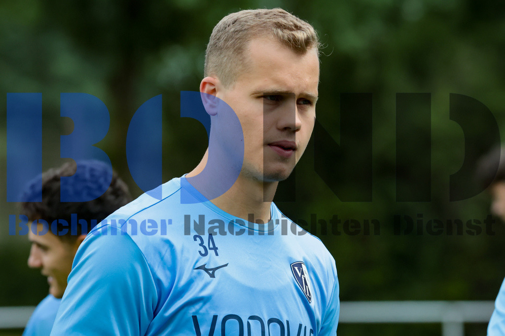 1. Fussball Bundesliga:  Trainingsauftakt VfL Bochum 1848 {date} -  | {headline}(Foto: Sebastian Sendlak / BOND)DFL regulations prohibit any use of photographs as image sequences and/or quasi-videos. - Realisiert mit Pictrs.com