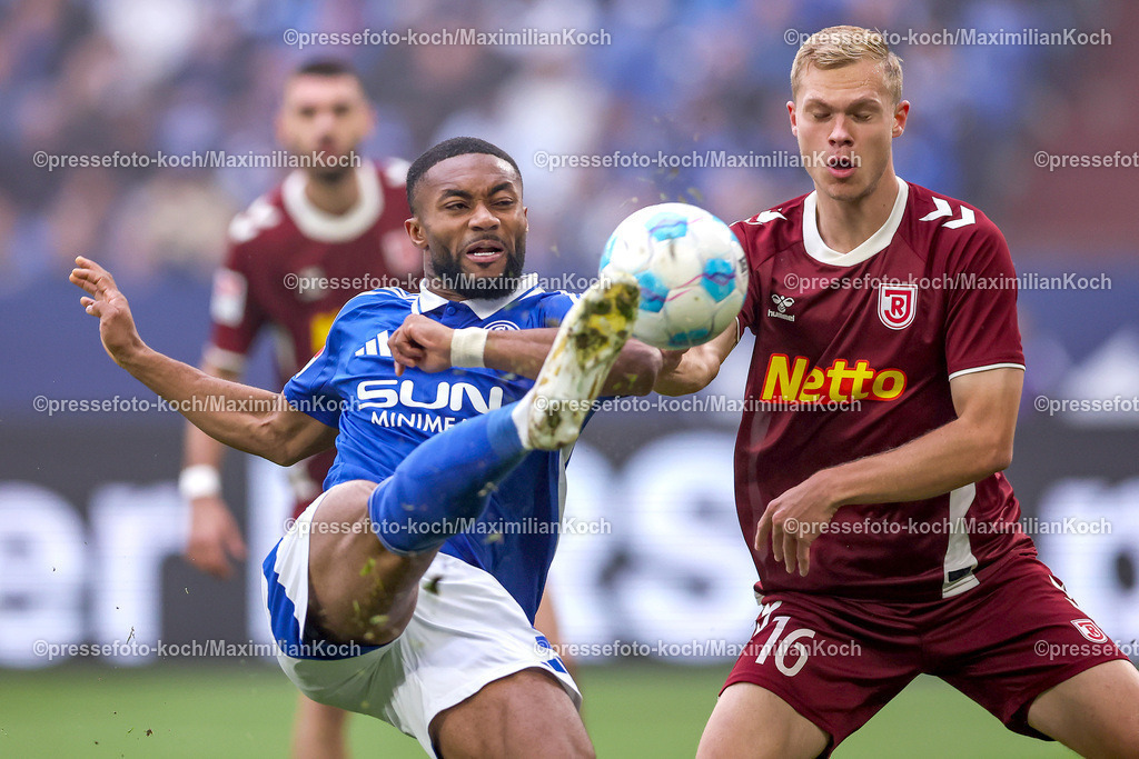 Schalke10112401028 | 10.11.2024, Fußball, FC Schalke 04 - SSV Jahn Regensburg, 2. Fußball Bundesliga, Veltins-Arena Gelsenkirchen, Saison 2024 2025: Moussa Sylla (S04 #9) gegen Louis Breunig (Jahn-Regensburg #16)DFB regulations prohibit any use of photographs as image sequences and or quasi-video.