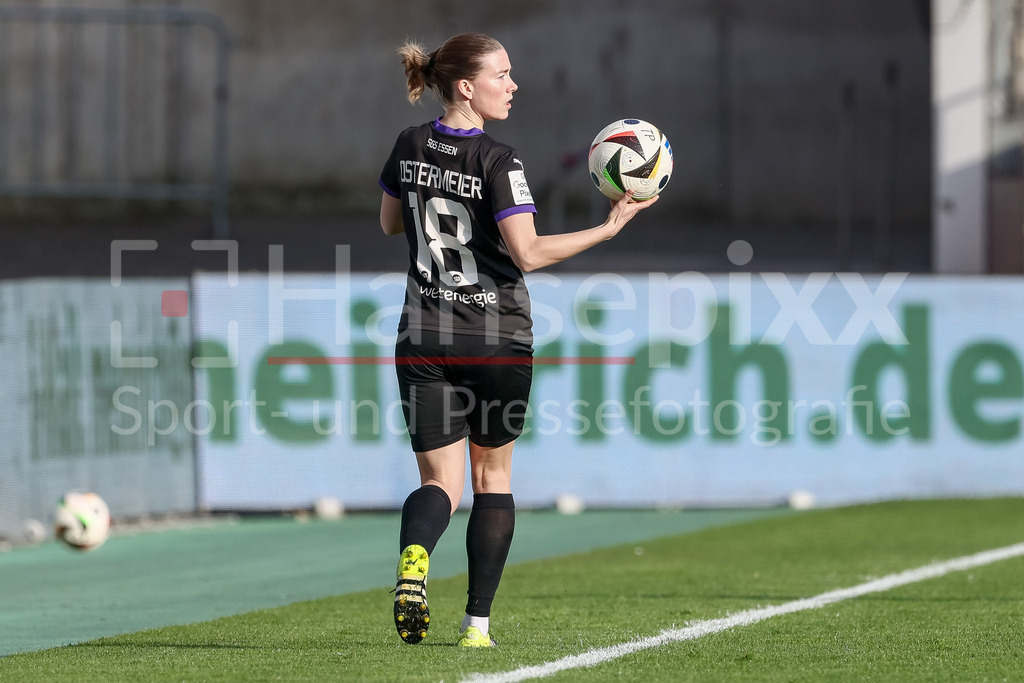 Fussball, Google Pixel Frauen-Bundesliga, SGS Essen - SV Werder Bremen | v.li.: Lena Ostermeier (SGS Essen, 18) beim Einwurf, Aktion, Action, Spielszene, DIE DFB-RICHTLINIEN UNTERSAGEN JEGLICHE NUTZUNG VON FOTOS ALS SEQUENZBILDER UND/ODER VIDEOÄHNLICHE FOTOSTRECKEN. DFB REGULATIONS PROHIBIT ANY USE OF PHOTOGRAPHS AS IMAGE SEQUENCES AND/OR QUASI-VIDEO.