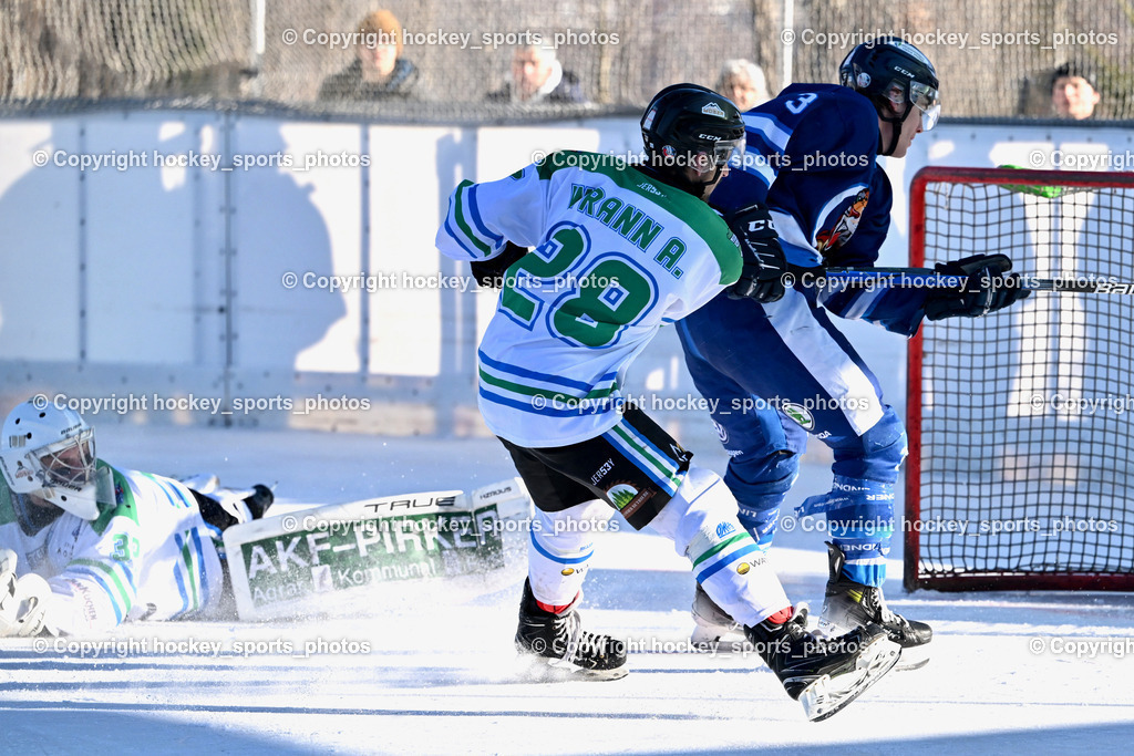 EC Tigers Paternion vs. EC FELD AM SEE/DSG LEDENITZEN | #28 Wrann Anton EC FELD AM SEE Ledenitzen, #3 Kronawetter Piersilvio EC Tigers Paternion, #32 Baumann Rene EC FELD AM SEE Ledenitzen, EC Tigers Paternion vs. EC FELD AM SEE/DSG LEDENITZEN, EC Tigers Paternion vs. EC FELD AM SEE/DSG LEDENITZEN am 04.01.2026 in Paternion (Eislaufplatz Paternion), Austria, (Photo by Bernd Stefan)