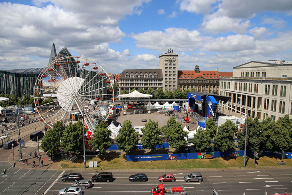 UEFA EURO 2024 in Leipzig - Blick zur Fan Zone auf dem Augustusplatz | Entdecke über 20 Kategorien Leipzig-Motive: Foto-Downloads, hochwertige Poster, Leinwand- & Fine-Art-Prints. Jetzt Lieblingsfoto im Bildlexikon Leipzig Shop bestellen!