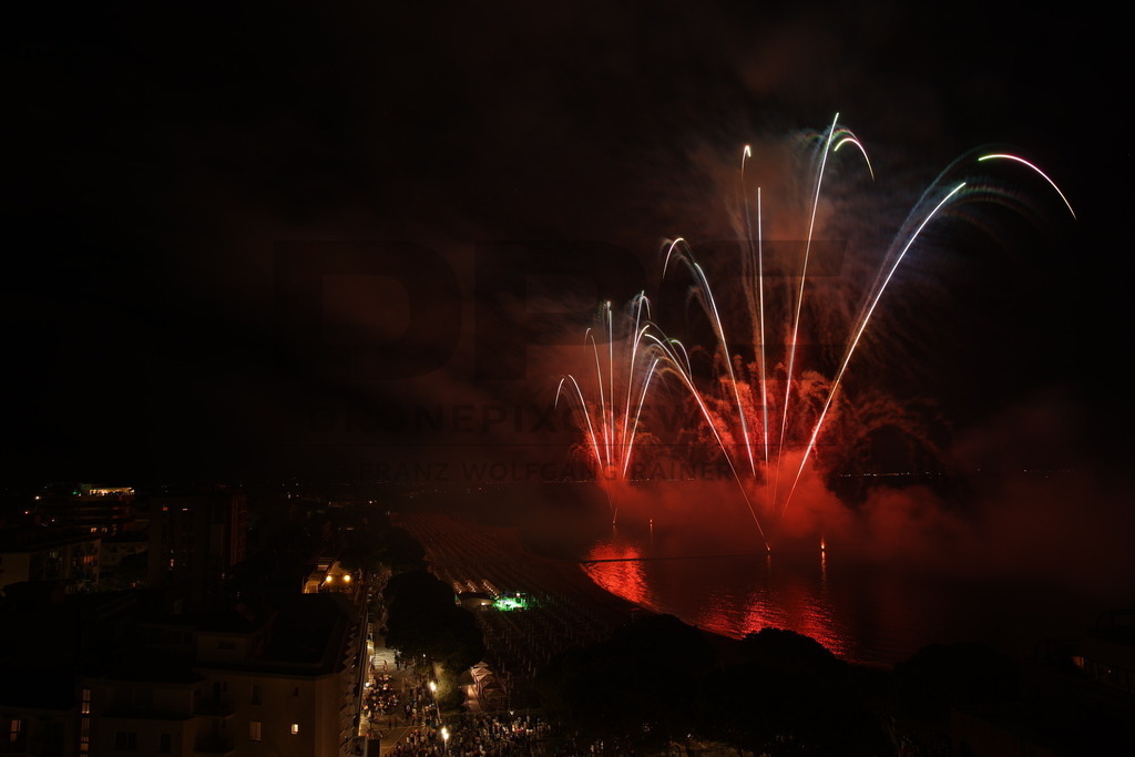 Ferragosto Fireworks in Grado, Italy | GRADO, ITALY, 15.AUG.26 - FIREWORKS - Ferragosto fireworks over the Adriatic Sea in Grado, Italy. Colorful fireworks light up the night sky above the beach, coastline and waterfront during the traditional summer celebration. - Realisiert mit Pictrs.com