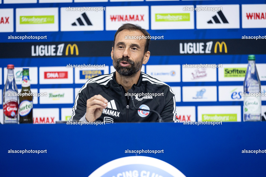 _B7A5014 | Hugo Oliveira, head coach of Racing Club de Strasbourg Alsace, speaks during a press conference at Stade de la Meinau in Strasbourg, France, on October 23, 2026, ahead of the Ligue 1 match against Stade Rennais FC. - Realisiert mit Pictrs.com