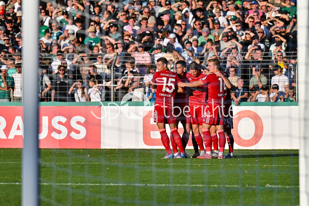 1. FC Schweinfurt 05 - Fortuna Düsseldorf | Jubel der Gäste nach dem Treffer zum 1-2 druch Cedric ITTEN (Fortuna 13) / Tor / Torschuetze / Freude / Happy / DFB-Pokal: 1. FC Schweinfurt 05 - Fortuna Düsseldorf; Riedel-Bau Arena am 18.08.2025