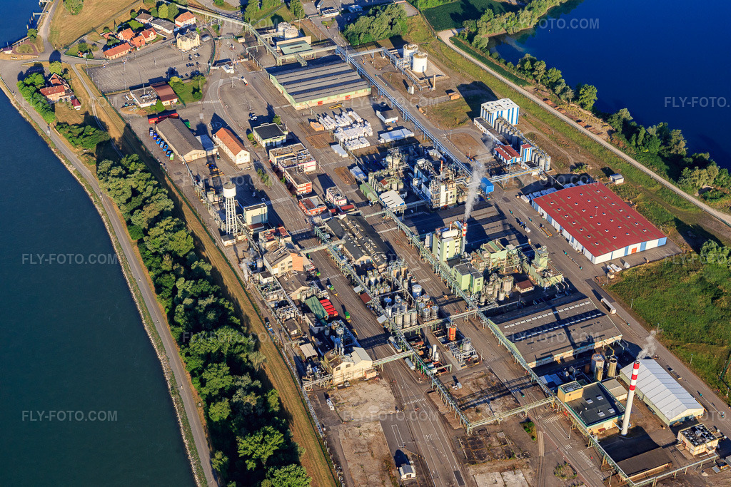 Aerial view: Industry on the Rhine riverbank from the northeast in Lauterbourg in the state Bas-Rhin, France. – Photo: IMG_100946.jpg taken on 06/17/2017 by Werner Riehm/FLY-FOTO.com – Resolution of the original: 5472 x 3648 px