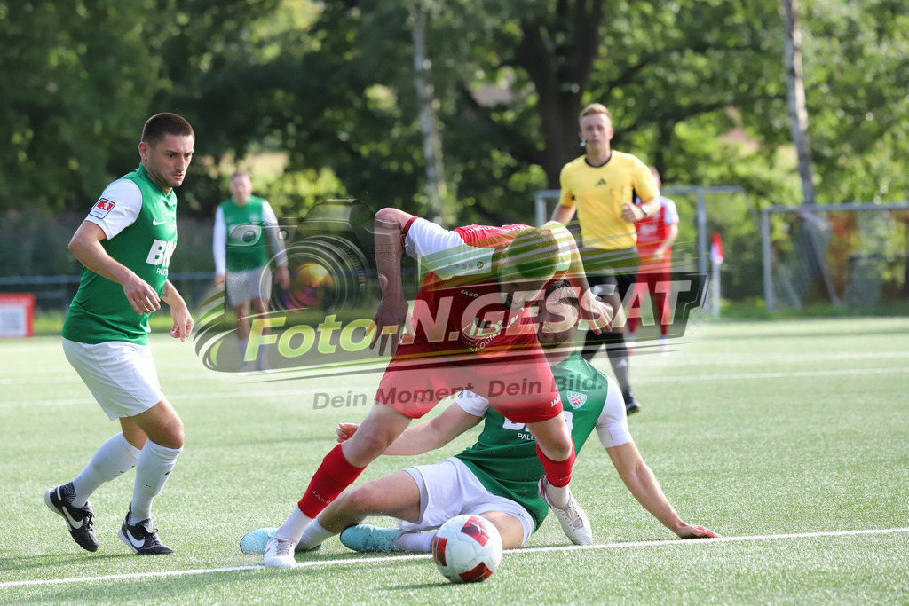FC RW Kirchlengern - TuS Dornberg | Auf dem Bild zu sehen: rot FC RW Kirchlengern: Dennis Quirin ; grün TuS Dornberg v.l.: Rene Schäfer, Charley Achtereekte FC RW Kirchlengern, TuS Dornberg, Saison 25/26, Landesliga, Kirchlengern, Deutschland - Realisiert mit Pictrs.com