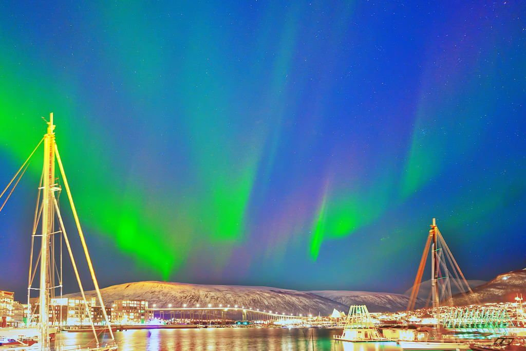 Polarlicht in Tromso, Norwegen | In diesem Shop werden vorwiegend künstlerisch hochstehende Aufnahmen aus dem Bereich der Naturfotografie zum Verkauf angeboten. - In this store mainly artistic high quality shots from the field of nature photography are offered for sale. - Realisiert mit Pictrs.com