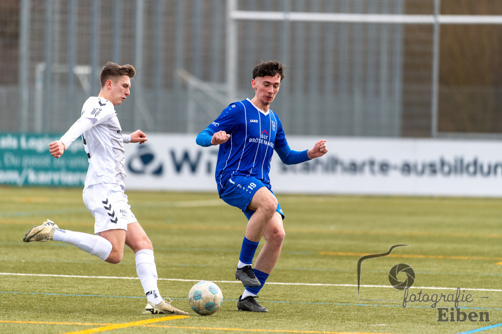 FC Rastede-SV Brake | Herren Bezirks-Testspiel; FC Rastede (blau)-SV Brake (weiß) am 02.03.2025 in Rastede (Sportanlage Kötterswegs), Photo: Philip Eiben 2025 - Realisiert mit Pictrs.com
