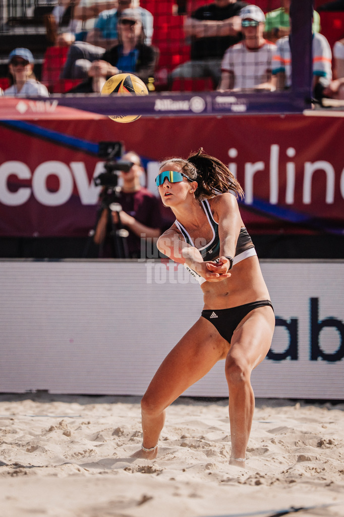 Beachvolleyball | Frauen | Allianz German Beach Tour 2025 | Tourstop Bremen | 13.06.2025 | Sophia Neuss spielt den Ball
