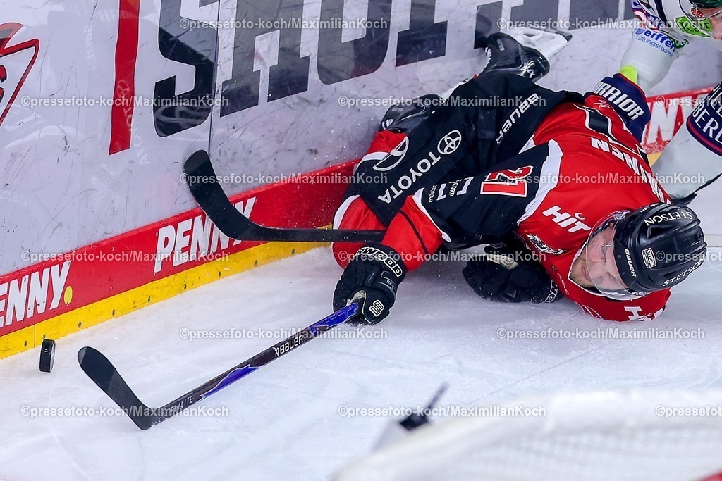 KEC15042601077 | 15.04.2026, Eishockey, DEL Halbfinale Play-Offs, Kölner Haie - Eisbären Berlin, Spiel 4, Lanxess-Arena Köln: Juhani Tyrväinen (Kölner Haie #21) fällt auf das Eis und liegt auf dem Boden