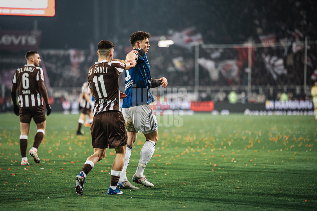 Fußball | Männer | Saison 2025/2026  | Fußball-Bundesliga | 19. Spieltag | FC St. Pauli vs. Hamburger SV | 23.01.2026 | Geschubse v.l. Arkadiusz Pyrka (#11, FC St. Pauli) und Nicolai Remberg (#21, HSV)