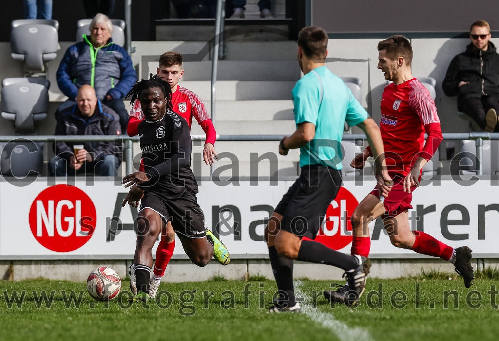 2024-02-24_075_FC_Schwaig_gegen_TSV_1880_Wasserburg | Oberding, Deutschland, 24.02.2024:
Fußball, 2. Runde Qualifikation TOTO-Pokal 2023 / 2024, 1. Spieltag, FC Schwaig gegen TSV 1880 Wasserburg, Endergebnis: 2:3

Bilal Ibrahim (FC Schwaig, #6), Schiedsrichter Xaver Fabisch

Foto: Christian Riedel / fotografie-riedel.net