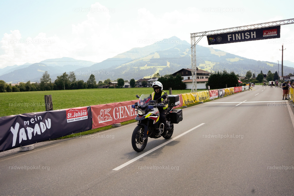 516_20230817_Bewerb_Maenner_Muehlanger | AUT - OESTERREICH, 2023-08-16: SPORT RENNRAD-FAHREN - 55. INTERNATIONALER RADWELTPOKAL IN ST. JOHANN IN TIROL  - Vintage-Radrennen mit WM-Bronze-Medaillen-Siegerin Christina Schweinberger, den Teilnehmer und Alexander Baumann (vom Orginastions-Team) - TAG 2 BEWERB MAENNER IN SECHS GRUPPEN  ; Foto: Roland Muehlanger