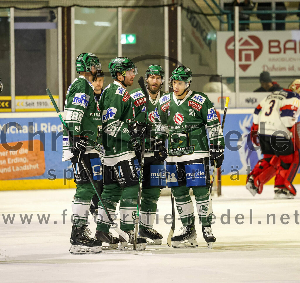 2024-01-05_086_TSV_Erding_gegen_VfE_Ulm-Neu-Ulm | Erding, Deutschland, 05.01.2024:
Eishockey, Bayernliga Vorrunde 2023 / 2024, 22. Spieltag, TSV Erding gegen VfE Ulm/Neu-Ulm, Endergebnis: 7:6

Michael Trox (Erding Gladiators, #86), Thomas Plihal (Erding Gladiators, #39), Mark Waldhausen (Erding Gladiators, #27)

Foto: Christian Riedel / fotografie-riedel.net
