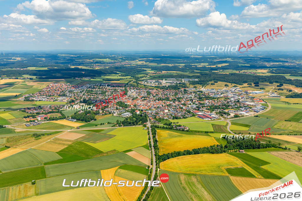 Das Luftbild zeigt :  Hemau - Die Luftaufnahme wurde 2023 vom UL-Flugzeug aus erstellt ( keine Drohne ) - Hochauflösende Luftaufnahme - Für grossformatige Ausdrucke geeignet. Die Geschenkidee !Mit Lizenz und Bildrechte bestellbar