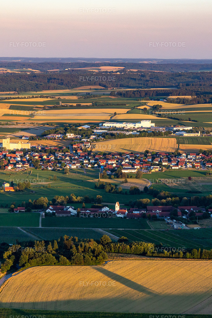 Luftbild:  in Geiselhöring im Bundesland Bayern in Deutschland. – Foto: IMG_133348.jpg vom 03.07.2022 durch Werner Riehm/FLY-FOTO.de – Auflösung des Originals: 2394 x 3592 px – Stadt Geiselhöring