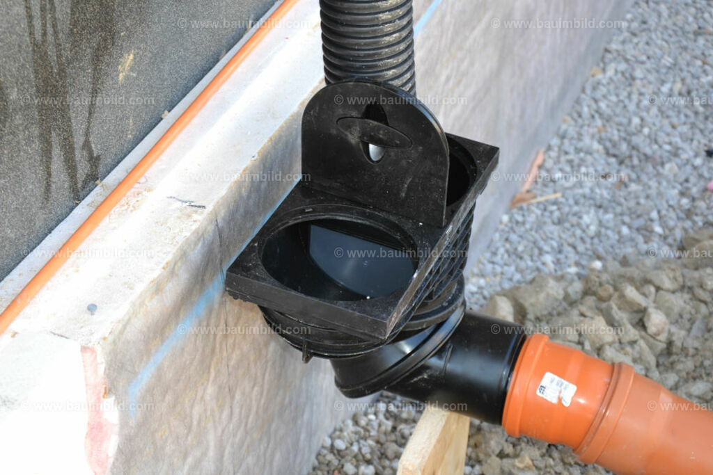 bib-lg03-abwasserkanal-0122 | Nach LV-Leistungsgruppen sortierte Detailfotos über den Bau eines Hauses. Alle Hausbau-Bilder direkt vom Urheber und Autor der Website Haus-Selber-Bauen.com