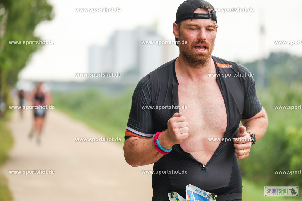 LUR_2003 | 34. M-net Erlanger Triathlon 2025 #erlangertriathlon  #mnettriathlon2025 #mnettriathlon #team #olympischedistanz #mitteldistanz #triathlon #maindonaukanal  #erlangertriathlon2025 #yourpictrs #tv1848 #tv1848erlangen  #triathlonbayern #sportinerlangen #demsportverbunden #sportshot_your_pictrs Copyright: www.sportshot.de