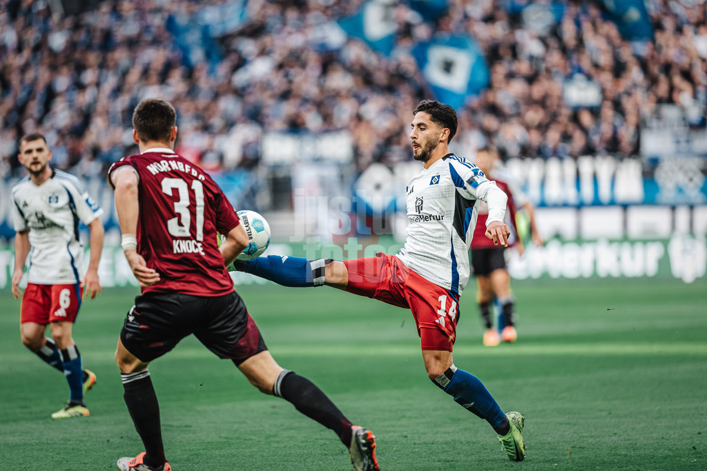 Fußball | Männer | Saison 2024/2025 | 2. Fußball-Bundesliga | 11. Spieltag | Hamburger SV vs. 1. FC Nürnberg | 03.11.2024 | Ludovit Reis (#14, HSV) spielt den Ball