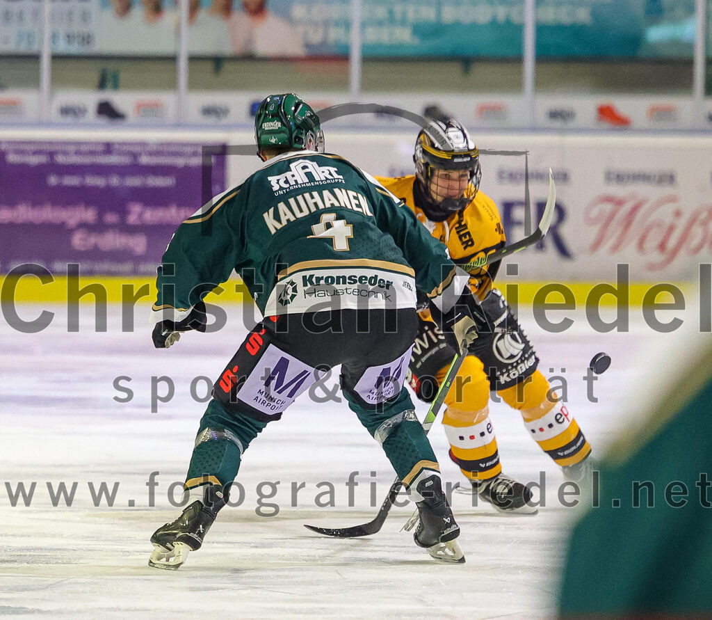 2025-11-02_023_TSV_Erding_gegen_EV_Fuessen | Erding, Deutschland, 02.11.2025:Eishockey, Oberliga Süd 2025 / 2026, 15. Spieltag, TSV Erding gegen EV Füssen, Endergebnis: 2:6Jesse Kauhanen (Erding Gladiators, #4), Ivan Petrov (EV Füssen, #62)Foto: Christian Riedel / fotografie-riedel.net