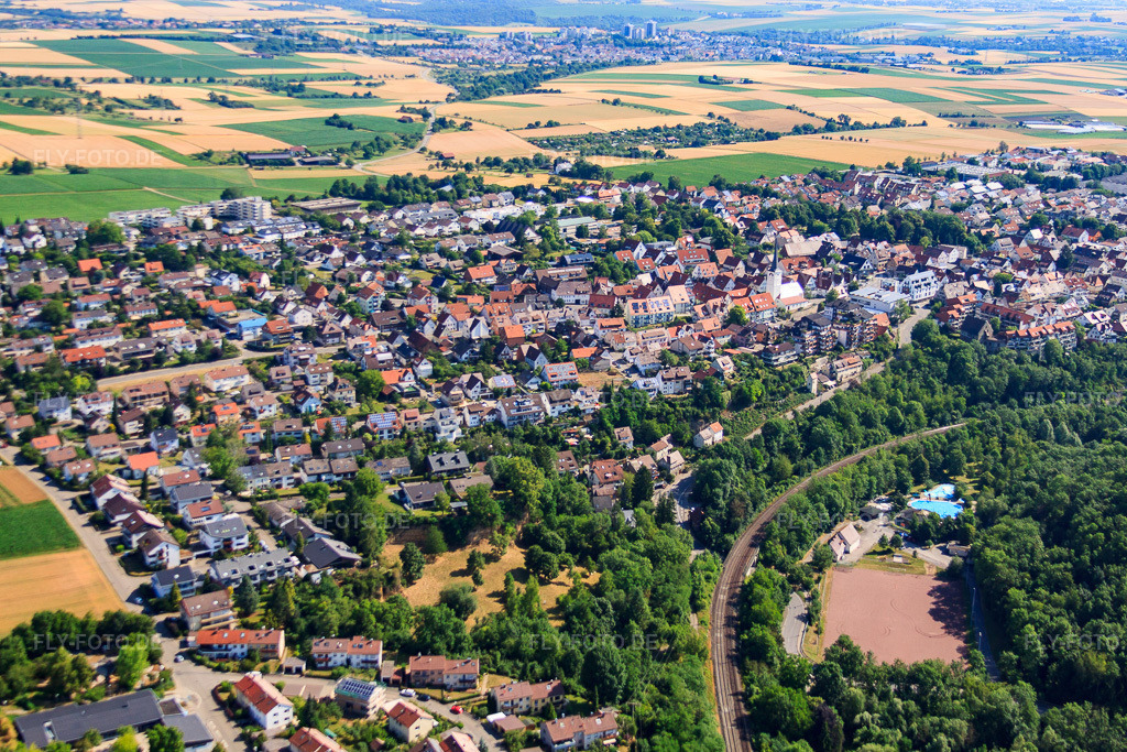 Luftbild: Ortsansicht aus Südwesten jenseits von Glems und Bahngleisen im Ortsteil Höfingen in Leonberg im Bundesland Baden-Württemberg in Deutschland. Foto: IMG_70044.jpg vom 06.07.2014 durch Werner Riehm/FLY-FOTO.deAuflösung des Originals: 4752 x 3168 px