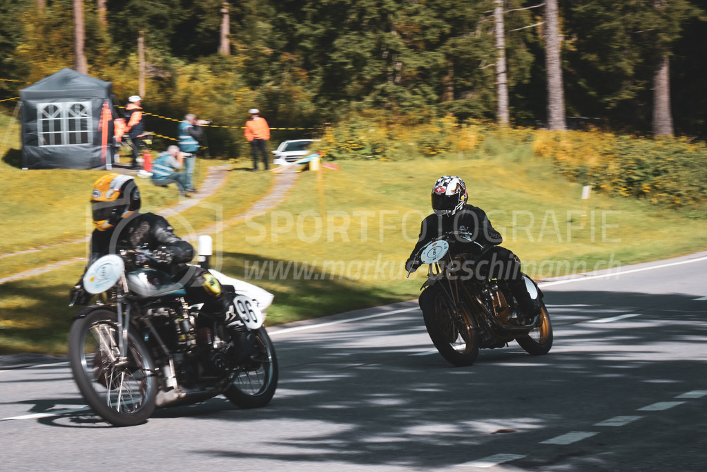 21. Arosa ClassicCar 2025 - 6. =September= 2025 | Das Feld der Motorräder am Arosa ClassicCar 2025..@arosaclassiccar, @arosa.official, #arosaclassiccar, #arosa, #76curves, #classiccarBild: Sportfotografie Markus Aeschimann | www.markus-aeschimann.ch - Realisiert mit Pictrs.com