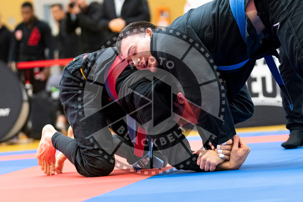 20231118PBB10037-2 | Fighters compete during the AJP Tour 600 Frankfurt Championship in Frankfurt/Main, Germany, on November 18, 2023.