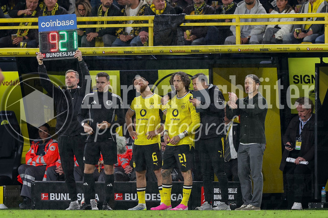 08.05.2026, GER, Fussball, Herren, 1. BL, Saison 2025/2026, Borussia Dortmund - Eintracht Frankfurt | Salih Özcan (BVB) und Fabio Silva (BVB) werden eingewechselt während Trainer Niko Kovac gestikuliert