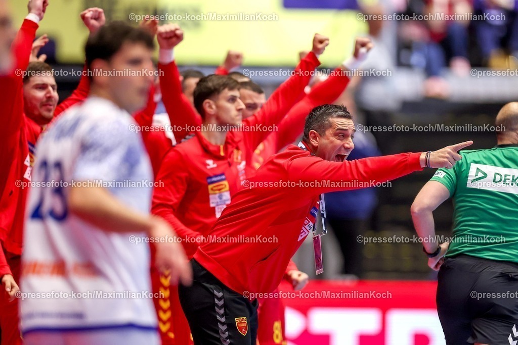 EHF18012601048 | 18.01.2026, Handball, Men's EHF EURO 2026, Portugal - Nordmazedonien, Jyske Bank Boxen in Herning, Dänemark, Preliminary Round:  Headcoach Kiril Lazarov (North Macedonia #hc)  gestikulierend am Spielfeldrand  