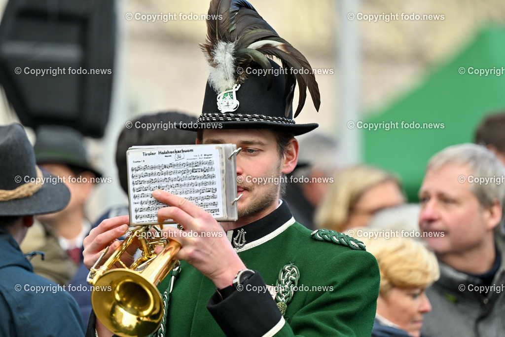 Neujahrschnalzen_ Aperschnalzen 2024_ 01.01.2024-42 | 01.01.2024, Promenade Linz, AUT, Landhaus im Bild Neujahrschnalzen 2024, Turmblaeser, Prangerschuetzen, Tradition, Brauchtum, Blasmusik, Peitschen, Trachtenverein Altstaedter Bauerngmoa, Promenade, Landhaus, Turm, Linz, Orts- und Bauernmusi St. Wolfgang