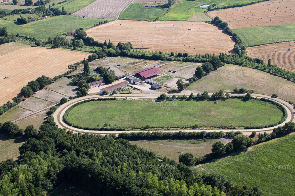 Aerial view: View of the town in Lamnay in the state Sarthe, France. – Photo: IMG_20084.jpg taken on 07/31/2009 by Werner Riehm/FLY-FOTO.com – Resolution of the original: 4752 x 3168 px