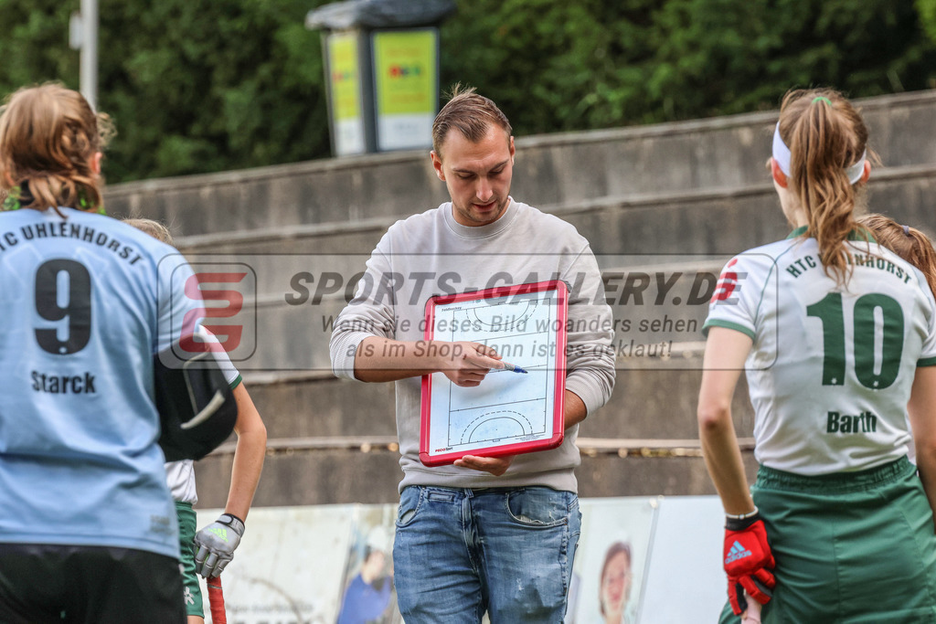 MJ_2022-09-25_HTCU-BHC-25 | Phil Neuheuser (Trainer Uhlenhorst Mülheim), Uhlenhorst Mülheim - Berliner HC am 25.9.2022 im Waldstadion, Mülheim a. d. Ruhr