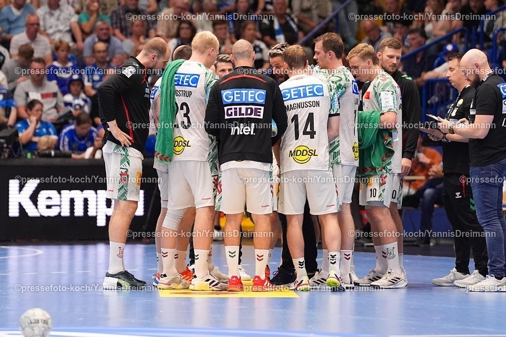 xydrx29082501148 | 29.08.2025, xydrx, Handball, 1.HBL, TBV Lemgo Lippe - SC Magdeburg, PHOENIX Contact-Arena: Die Spieler vom SC Magdeburg bilden einen Kreis