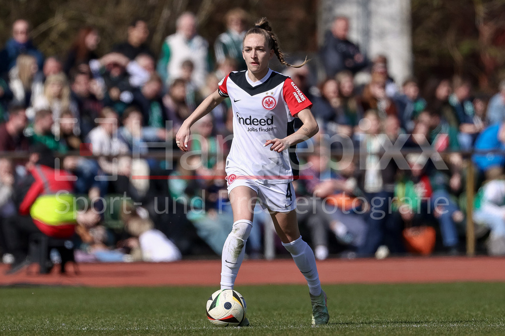 Fussball, Google Pixel Frauen-Bundesliga, SV Werder Bremen - Eintracht Frankfurt | v.li.: Sophia Kleinherne (Eintracht Frankfurt, 4) am Ball, Freisteller, Einzelbild, Ganzkörper, Aktion, Action, Spielszene, DIE DFB-RICHTLINIEN UNTERSAGEN JEGLICHE NUTZUNG VON FOTOS ALS SEQUENZBILDER UND/ODER VIDEOÄHNLICHE FOTOSTRECKEN. DFB REGULATIONS PROHIBIT ANY USE OF PHOTOGRAPHS AS IMAGE SEQUENCES AND/OR QUASI-VIDEO.